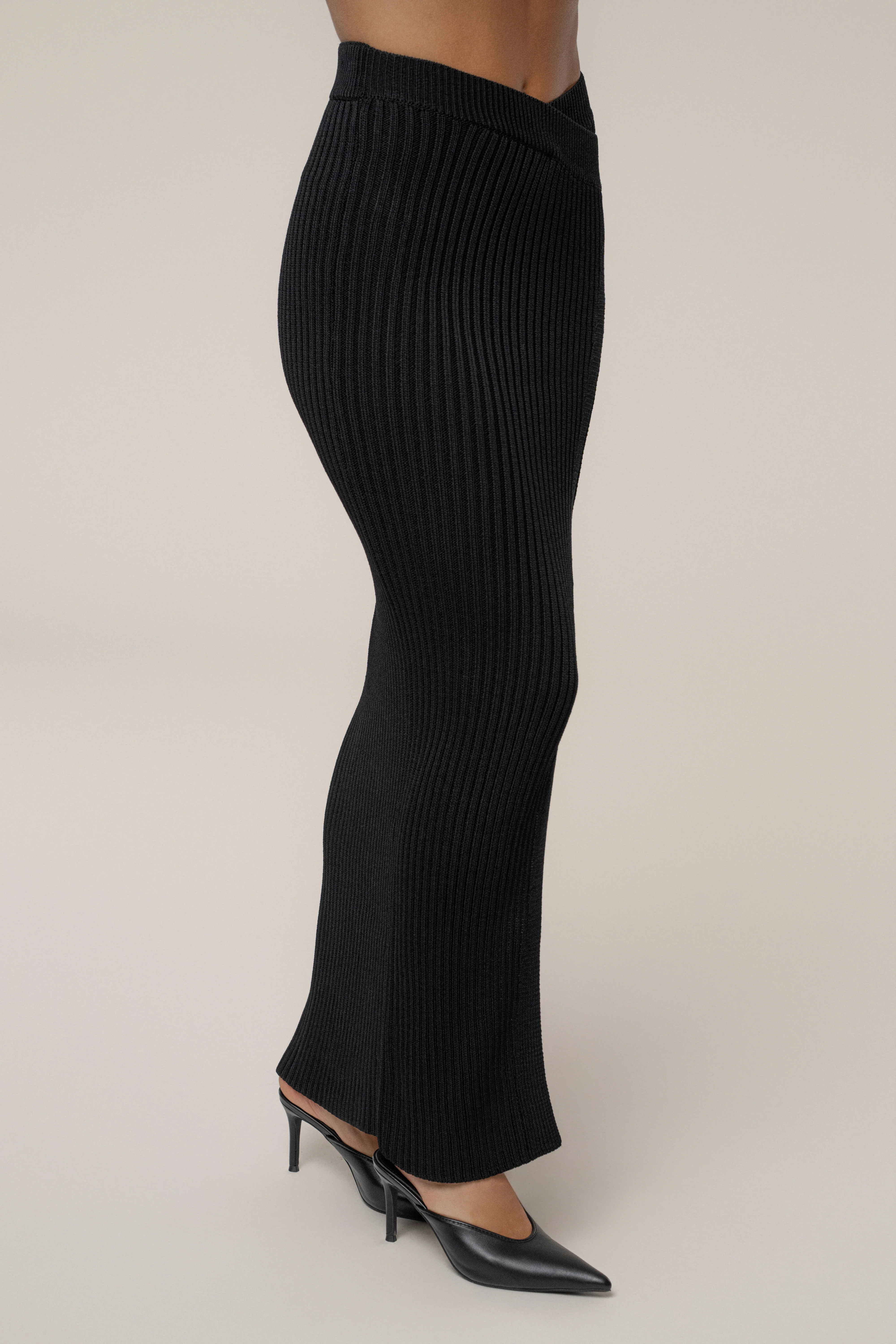 Black Hamptons Ribbed Slit Skirt - Image 9