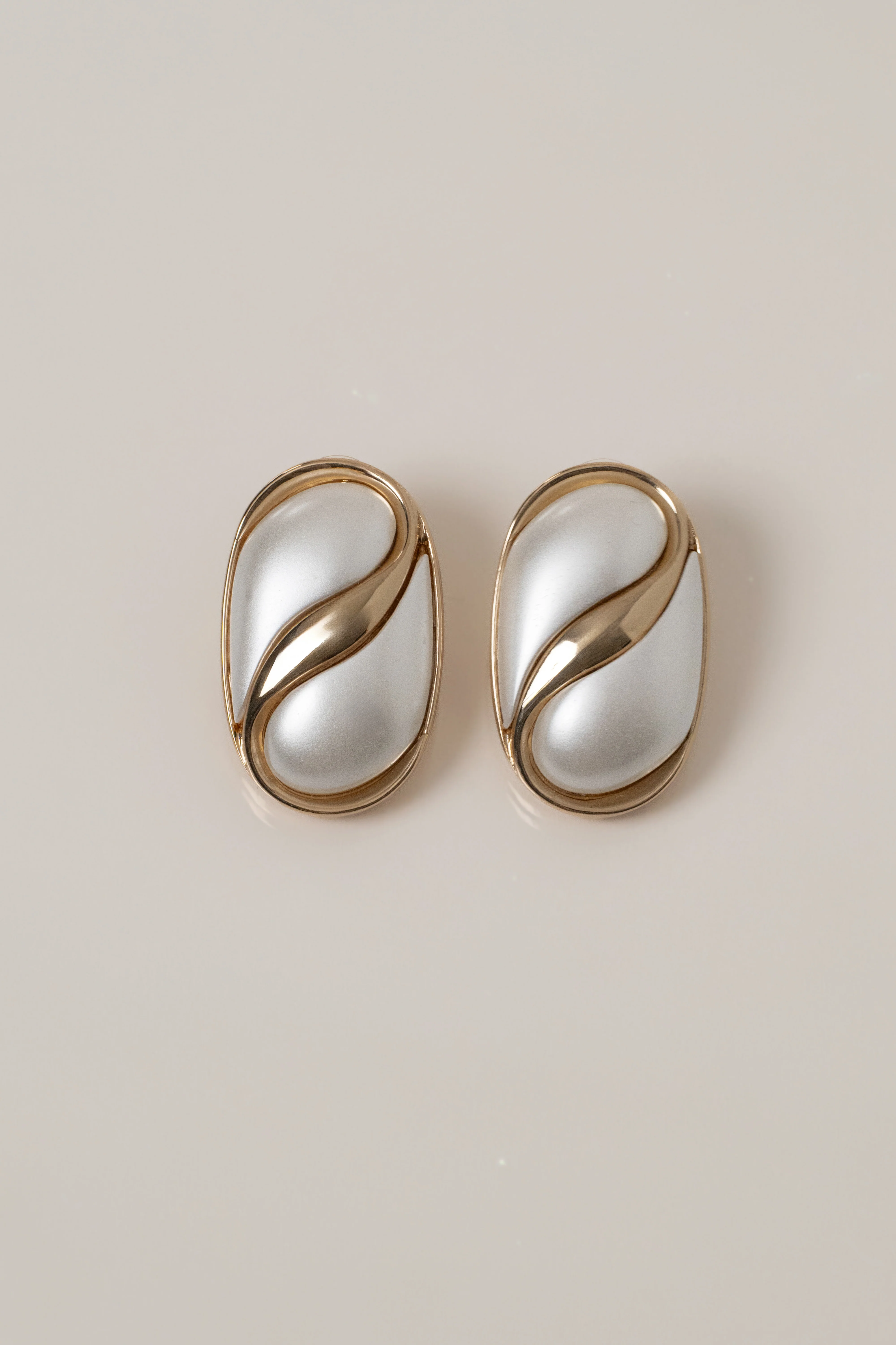 Gold Perla Earrings - Image 3