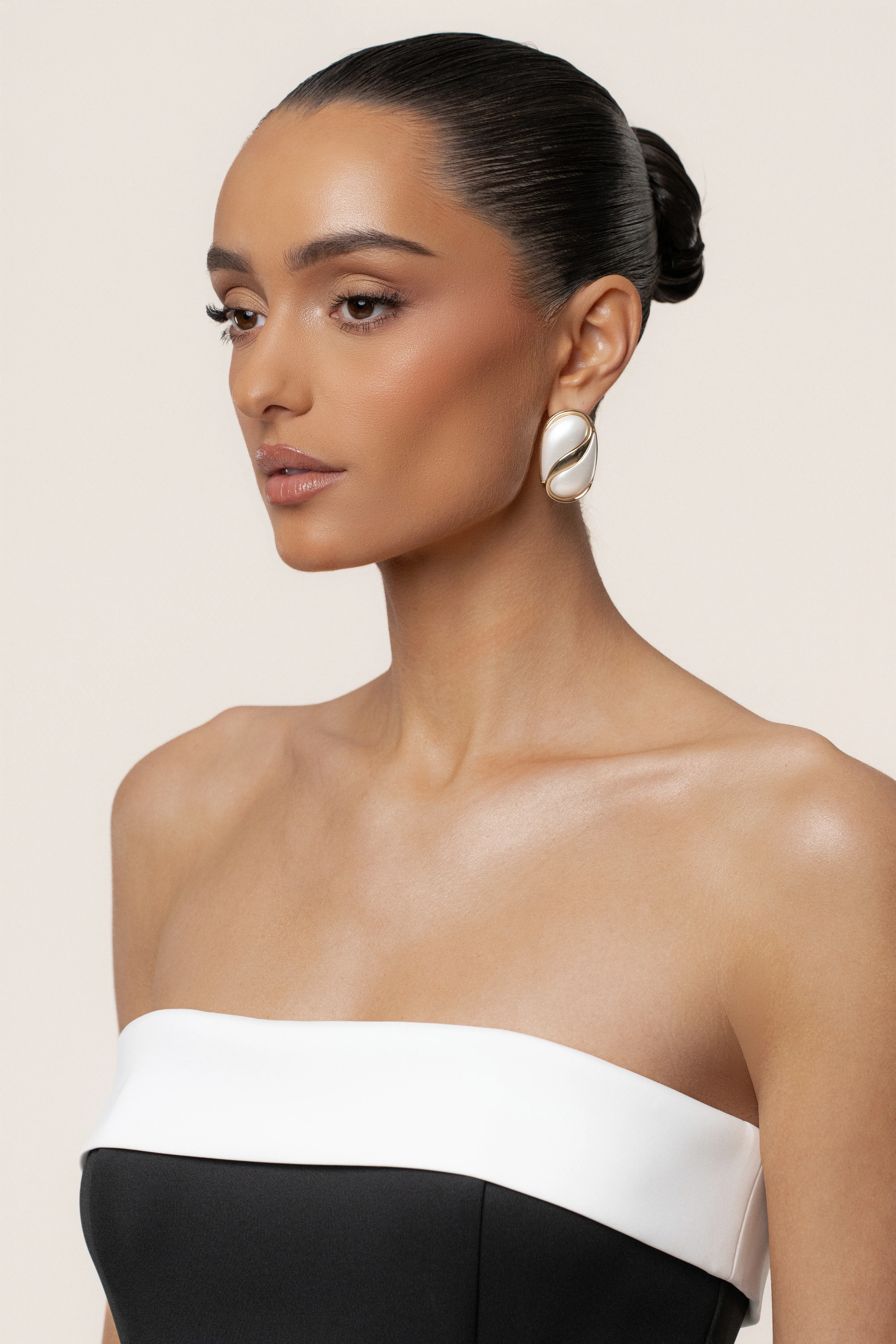 Gold Perla Earrings - Image 4